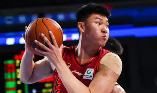 拿600万，0分0板0助+1被盖+2犯规，球迷：诈骗犯，好意思拿那么多钱？|范子铭|周琦|许利民|北京首钢|篮板_新浪体育_新浪新闻